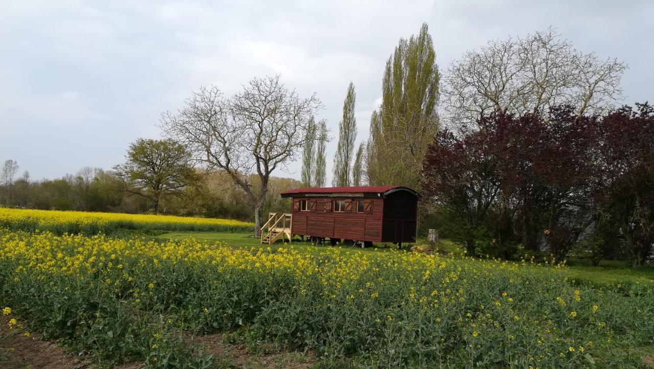 Bed and Breakfast La Ferme De L'Isle Et Sa Roulotte Avaray Exterior foto