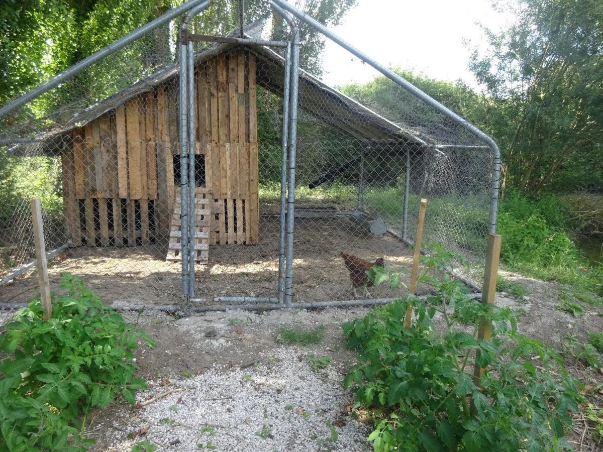 Bed and Breakfast La Ferme De L'Isle Et Sa Roulotte Avaray Exterior foto